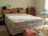 Queen sz bed in good condition