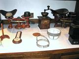 2 cast iron scales & weights
Nice old coffee grinder