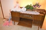 Fully working stereo in cabinet in excellent condition - super retro find plus several dolls, some from Yugoslavia