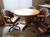 round oak table w/2 leaves & 4 chairs on rollers