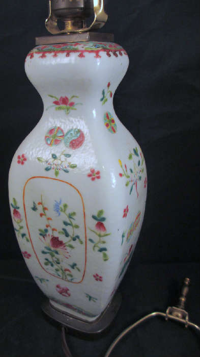 CHINESE EXPORT PORCELAIN TABLE LAMP IN FAMILLE ROSE PALETTE!