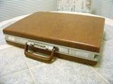 Samsonite Classic 100 Briefcase with combination lock... MINT condition !