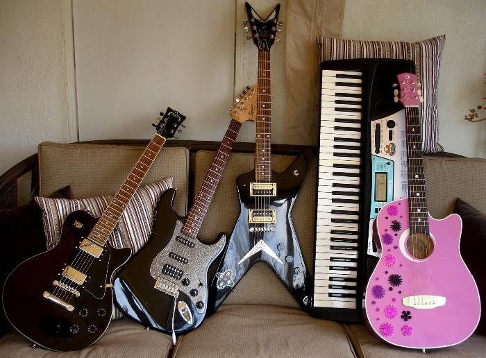 left to right 
windsong les paul copy  
squire stratocaster 
Dean DBD-T 
Yamaha keyboard PSR-170
Luna small girl guitar 