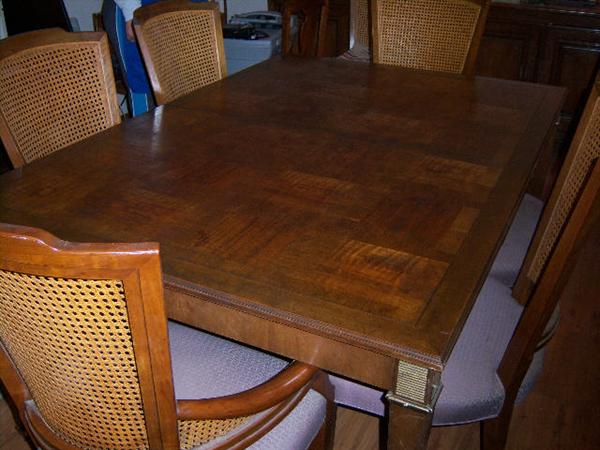 Dining room table with 3 leaves and 10 chairs!