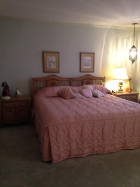 Thomasville beautiful king bed and pair of bedside tables