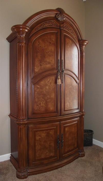 Michael Amini (AICO) Armoire