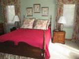  QUEEN POSTER BED / BEDDING / PAIR OF NIGHT STANDS.

