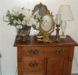Many decorative collectibles.