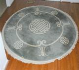 round rug.