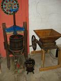 wine press, fruit crusher/press