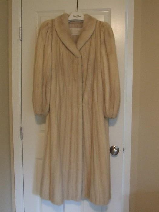 ELEGANT RARE TOURMALINE FUR COAT!! THIS PIECE HAS BEEN PROFESSIONALL CLEANED AND STORED.