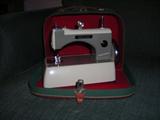 SMALL LITTLE SEWING MACHING