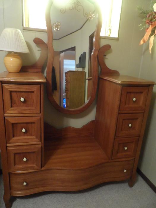 Keepsake Pulaski Bedroom Set. Vanity dressing table/chest.