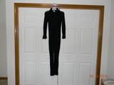 “Act II” black, one piece pant suit. Size 9. Small damage on the bottom left leg
(bell bottom). Button cuff sleeves. Front zipper. The material is similar to a crochet.