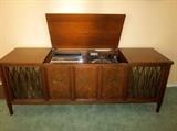 Vintage Zenith console stereo, am/fm radio and turntable (needs belt)