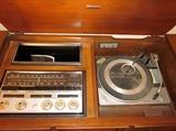 Vintage Zenith console stereo, am/fm radio and turntable (needs belt)