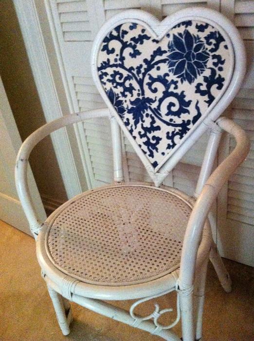            white wicker chair with heart-shaped back