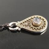 134t.jpg	1” drop shaped fine silver and 22k granulated pendant with 3mm moonstone cabochon bezel set on an 18” oxidized silver chain with forged clasp
Size: 18"
Donor: Susan McDonough
Shipping: Yes, paid for by donor 