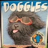 For eye protection or fashion, your pet deserves the very best! Originalz offer 100% UV protection, shatterproof and anti-fog lenses. Originalz style is the style that started it all. This style has a full frame and fixed lenses (not interchangeable or replaceable). The lens cup is more suited to dogs with less protruding eyes and eyes that are closer together.
Color/Size:Black/L/XL