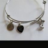 Dog Charm Bracelet From Cathy’s Creations http://www.cathyscreationsjewelry.com
Donor:Desiree Melloni
Shipping:Yes by donor 