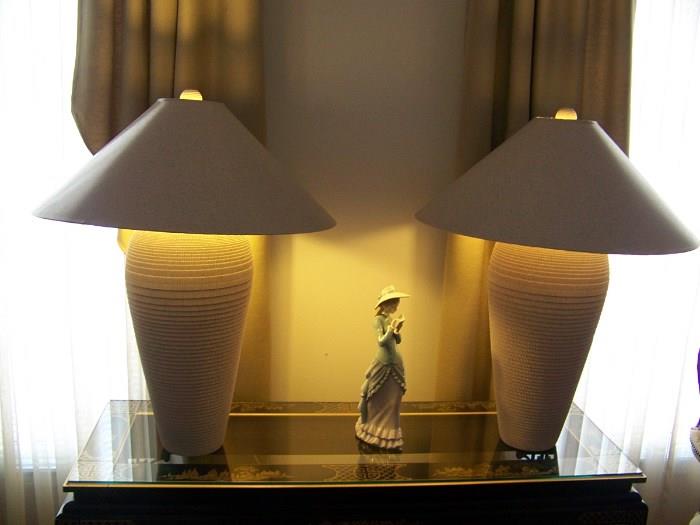 Beautiful Oriental Foyer table; pair matching lamps-Lladro