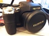 FUJI FINEPIX S8100fd Digital Camera w/bag