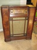 CA 1940 Silvertone Cabinet Radio model R111 working condition
