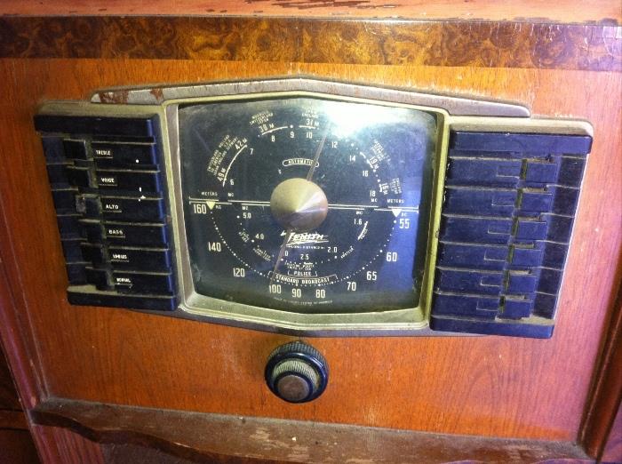 Vintage 1930s tube radio.
