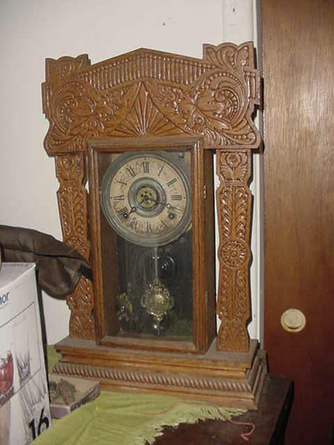 and another of the wonderful old antique clocks...all dusty, as been sititng for many years, but all work fine and are in great condition