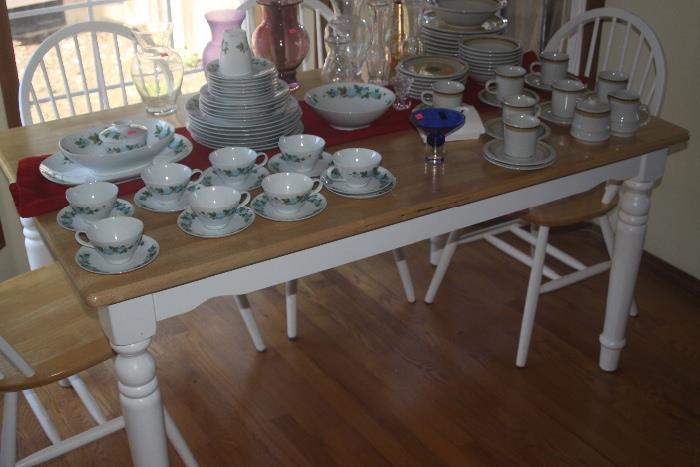 dinette table with 4 chairs in great condition