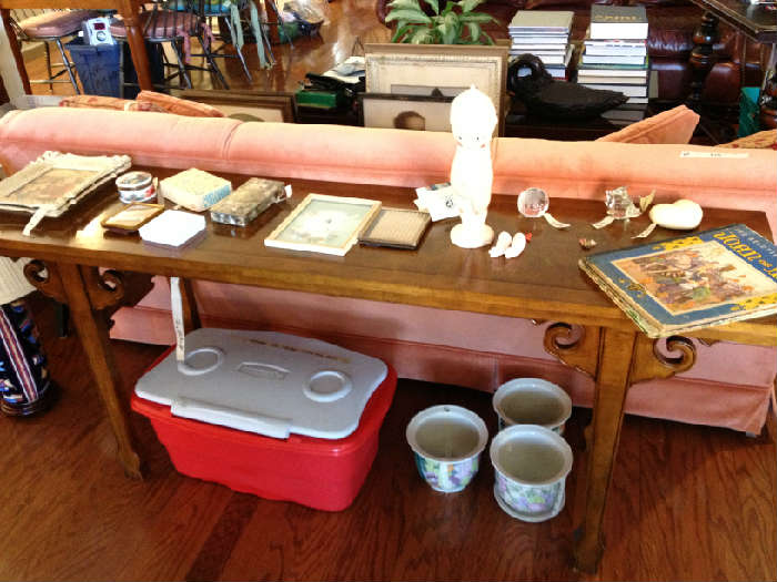 this is a great fabulous reverse flip top table ...stuff on top doesn't do it justice