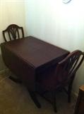 DUNCAN PHYFE TABLE AND 6 CHAIRS