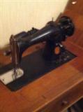 ANTIQUE SINGER MACHINE