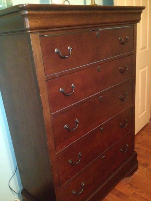 CHEST OF DRAWERS PART OF A BROYHILL BEDROOM SUITE