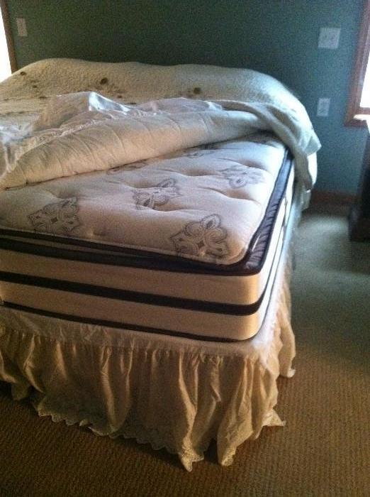 Queen pillow top mattress (very nice condition)