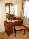 Nice vintage vanity with matching dresser & night stand.
