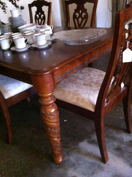                     Extra nice dining table & chairs