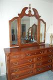 Hooker Furniture

Dresser 570-90-002
Tr-view Dresser Mirror 570-90-009
