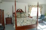 Hooker Furniture
Four Poster Queen size cherry bed 
570-90-027