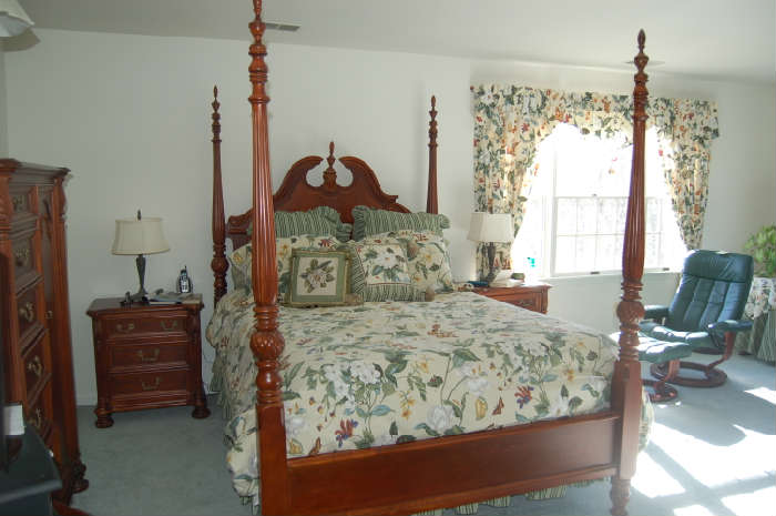 Hooker Furniture
Four Poster Queen size cherry bed 
570-90-027
