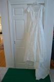 A brand new Saison Blanche Wedding Gown size 10.