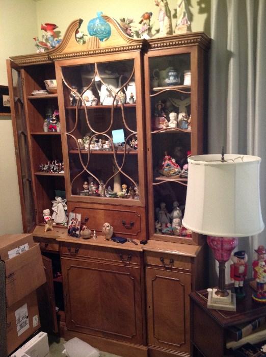 I love this awesome library/china cabinet. I would us it in a bedroom for books, etc.