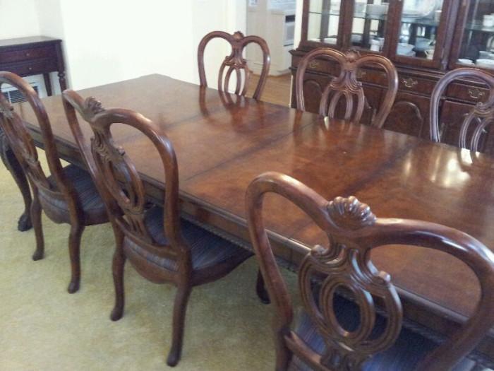 Beautiful Dining Table with 6 Chairs - 2 large leafs (inserted here)