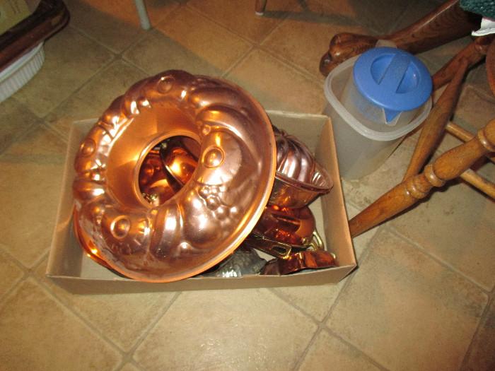 Some copper molds and some copper pans