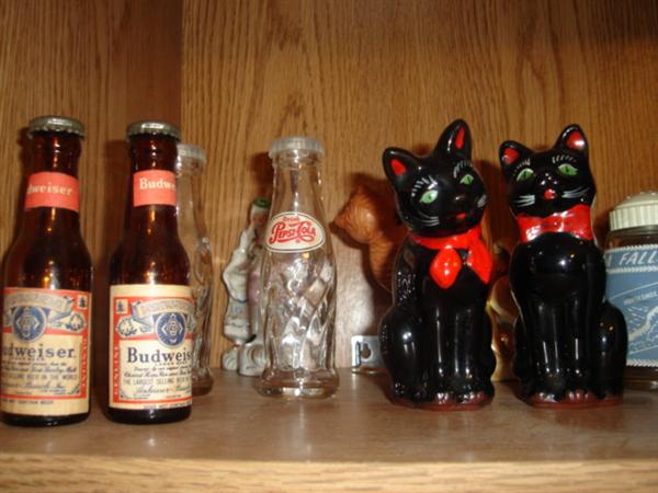 Black Cat salt and pepper in salt and pepper shaker collection.