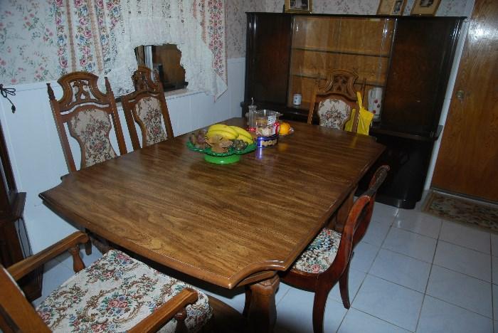 Beautiful dining room table w/chairs