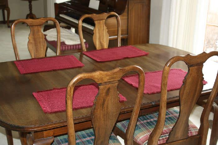 DINING TABLE WITH 2 LEAVES AND 6 CHAIRS THOMASVILLE