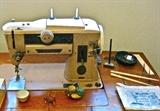 SINGER SEWING MACHINE 