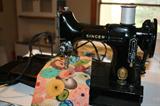 VINTAGE FEATHER WEIGHT SEWING MACHINE