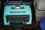 RETRO PORTABLE TYPEWRITER